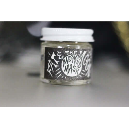 La police de la mode et du style examine le masque de sirène