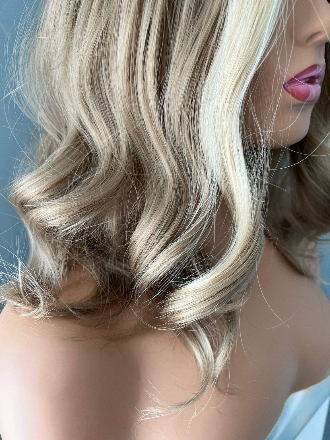 Dana Short Blonde Wig with Highlights