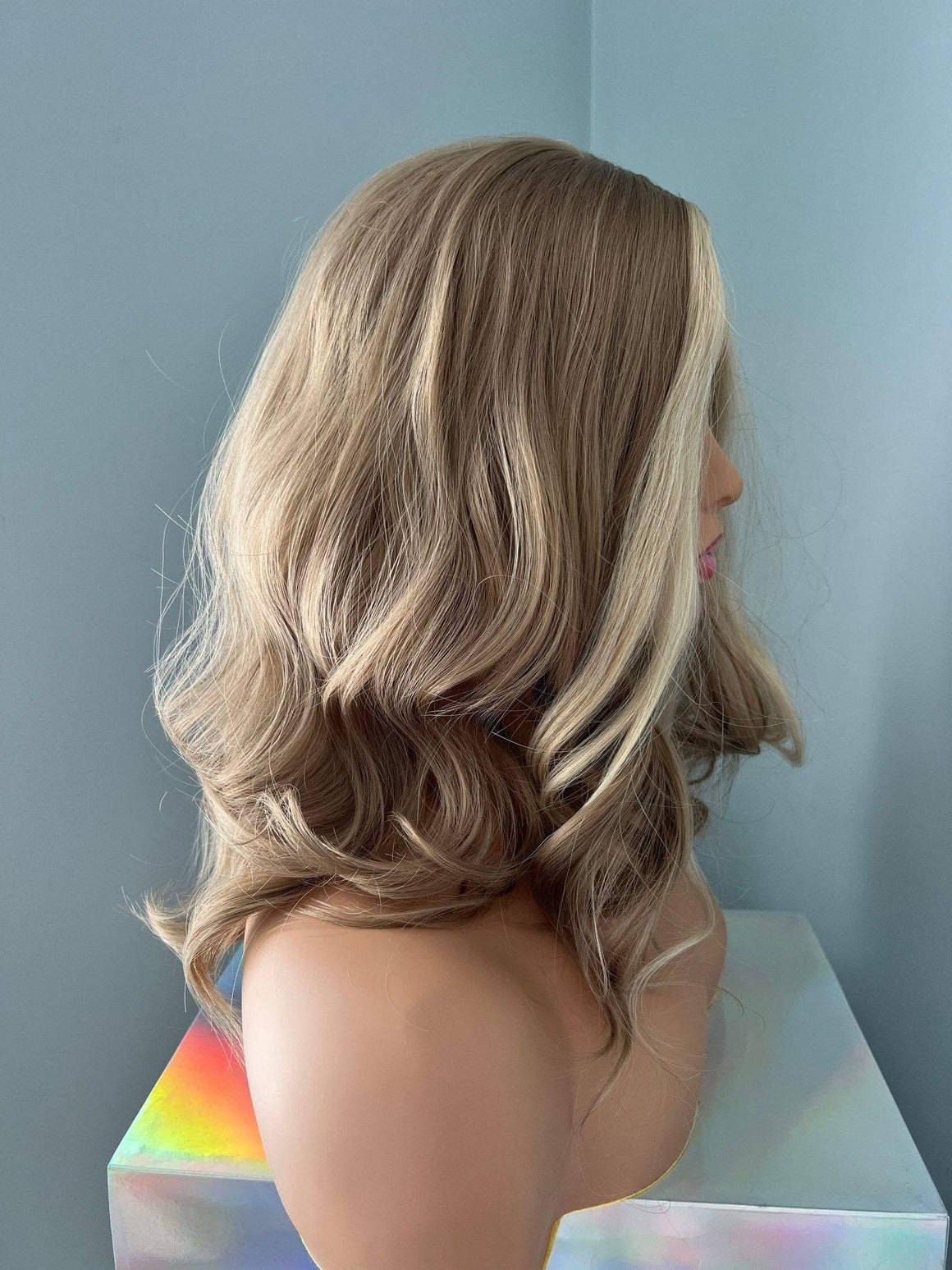 Dana Short Blonde Wig with Highlights