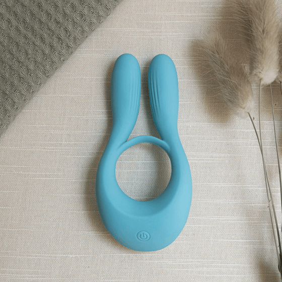 Medlar | Vulva Contouring Cock Ring with Vibrating Clitoral Prongs