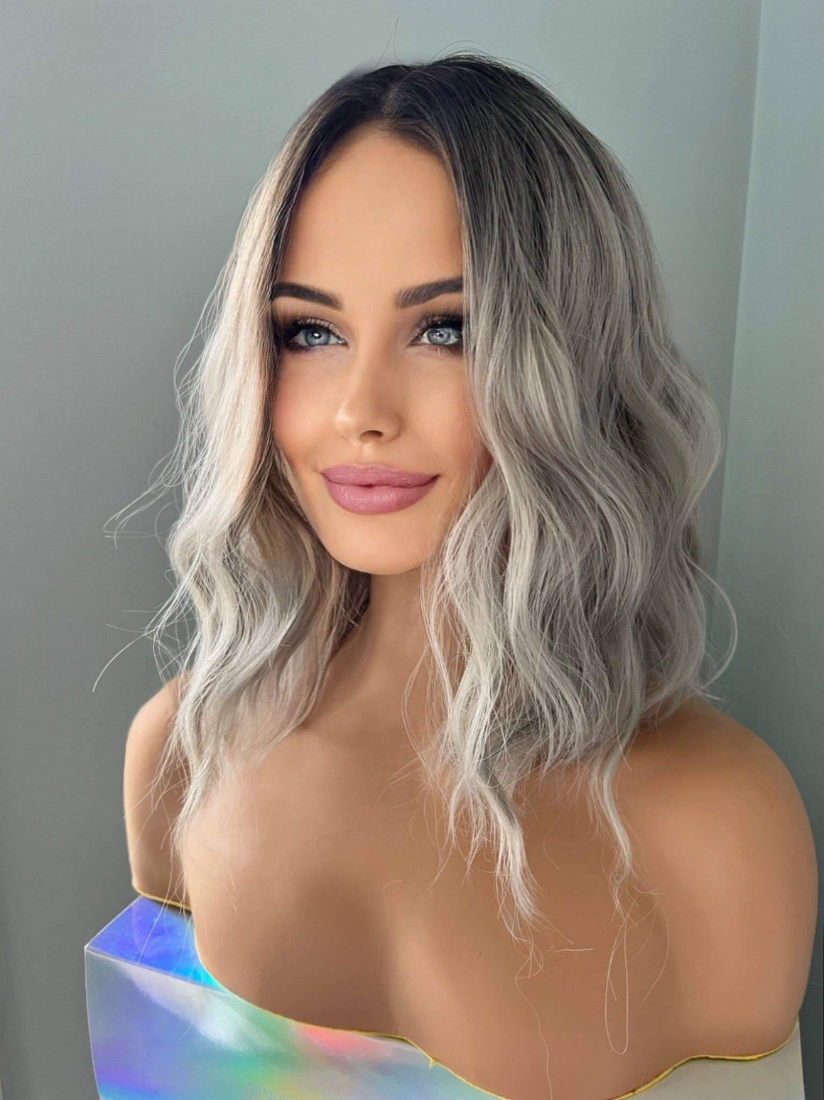 Mona Short Grey Silver Wavy Wig