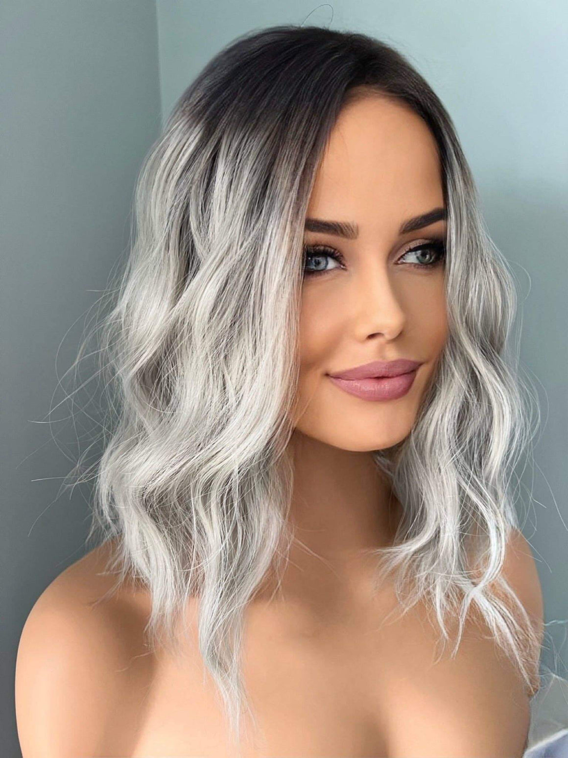 Mona Short Grey Silver Wavy Wig
