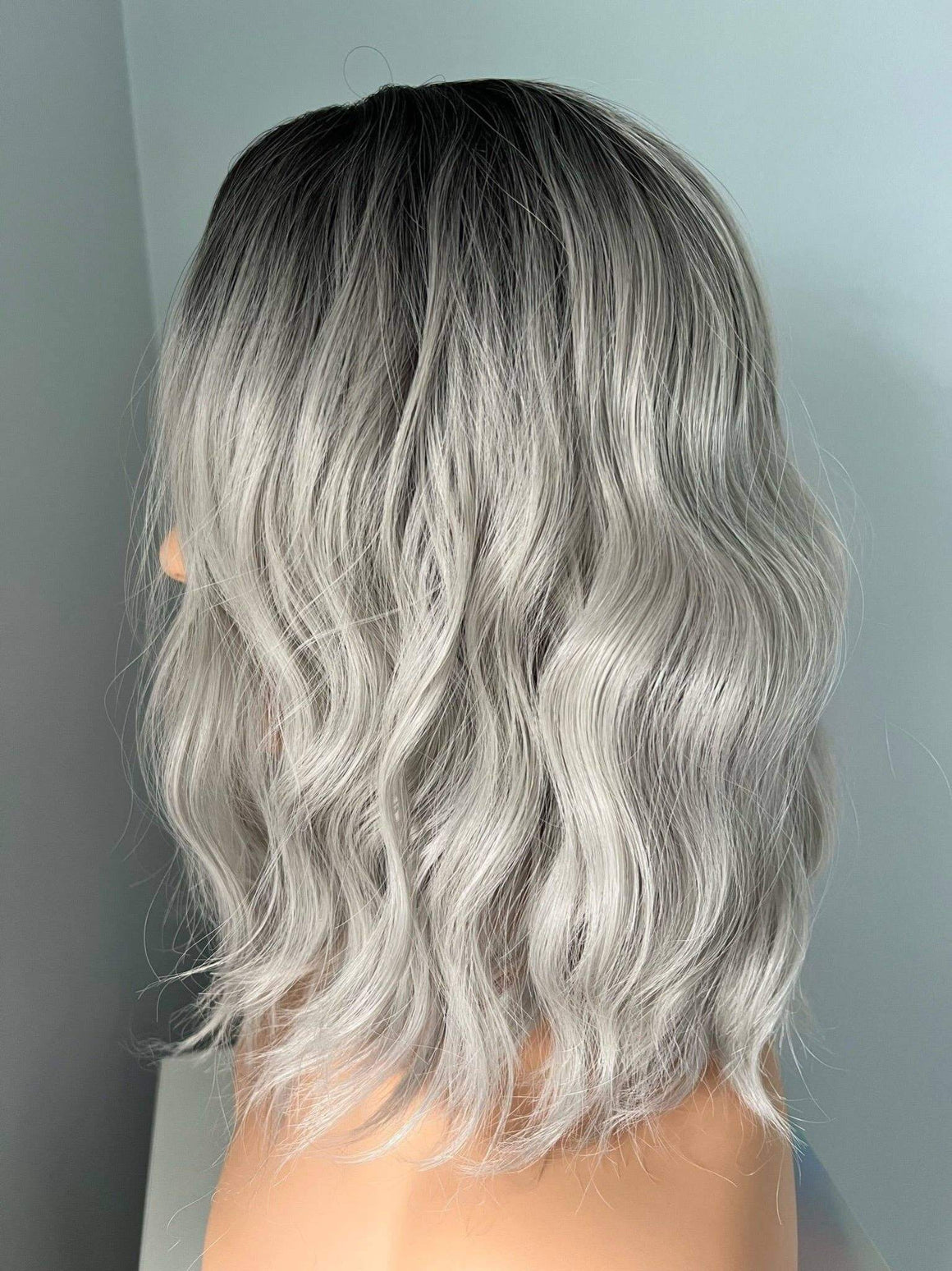 Mona Short Grey Silver Wavy Wig