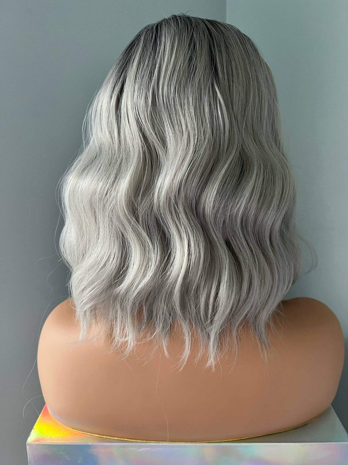 Mona Short Grey Silver Wavy Wig