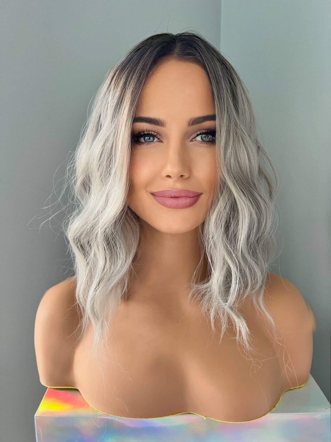 Mona Short Grey Silver Wavy Wig