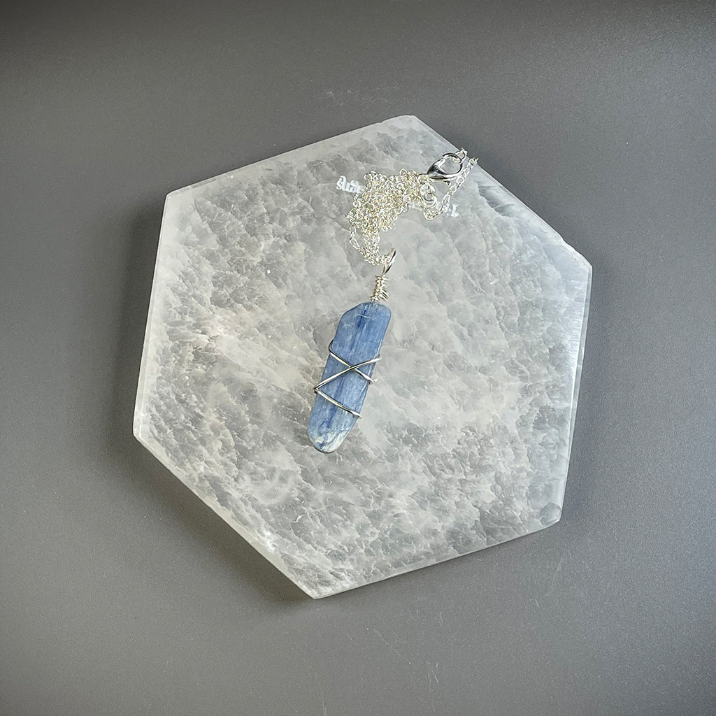 Naszyjnik z niebieskiego kryształu cyjanitowego - surowy kamień