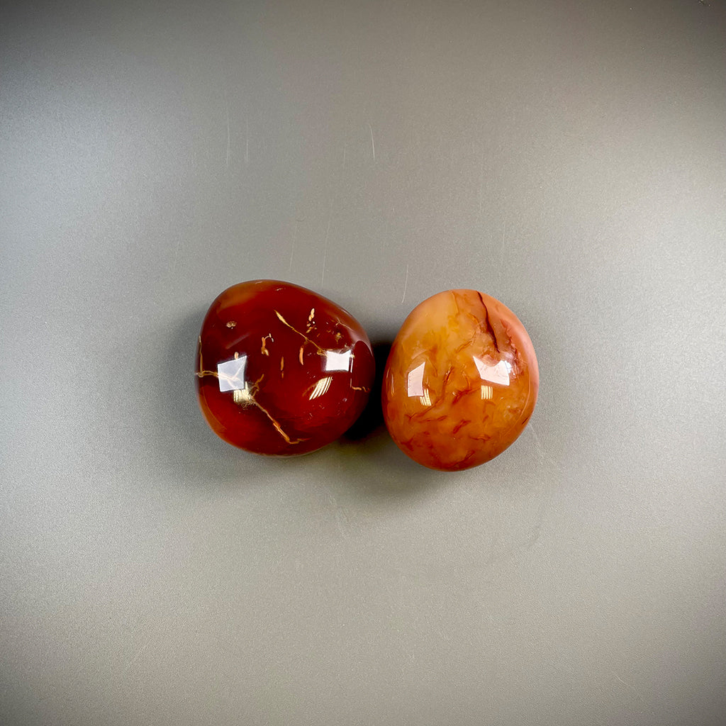 Kryształowe kamienie palmowe z pomarańczowego karneolu – metafizyczne uzdrawianie