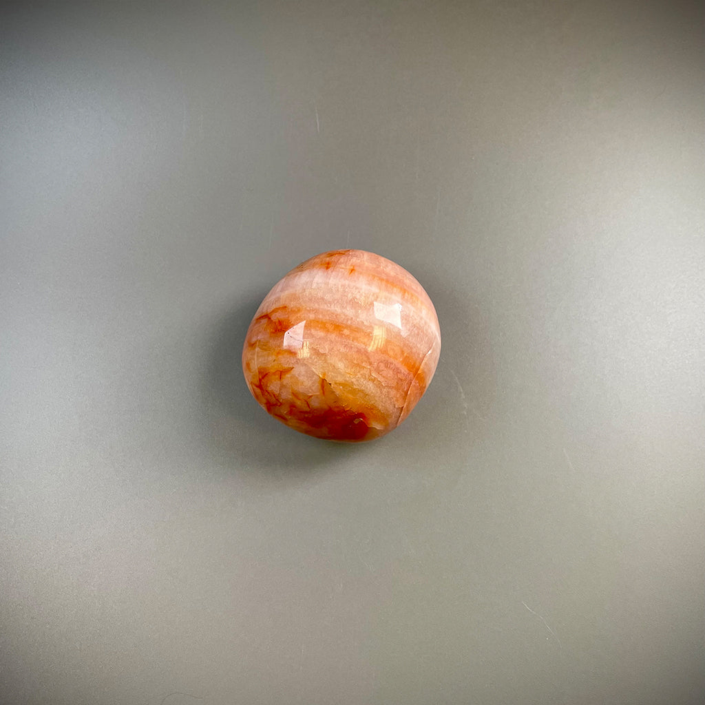 Kryształowe kamienie palmowe z pomarańczowego karneolu – metafizyczne uzdrawianie