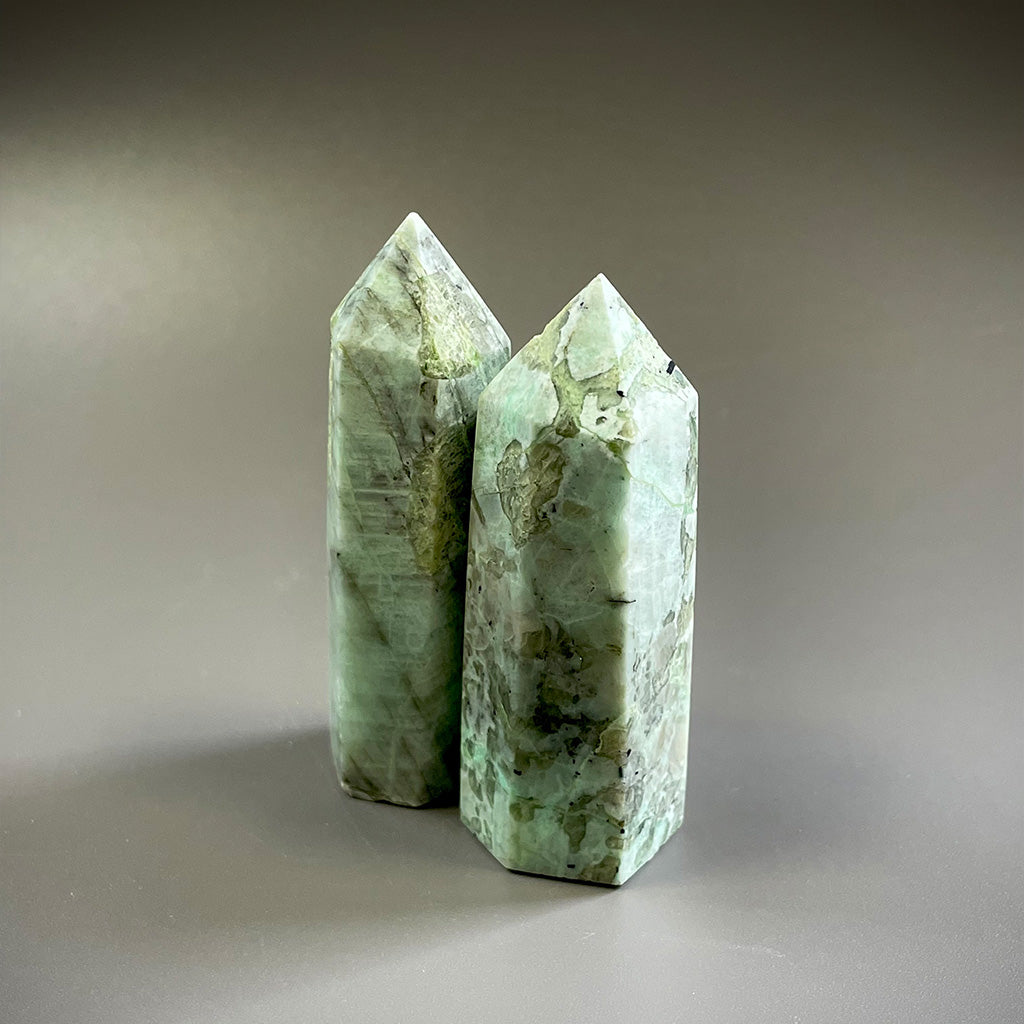 Tours de cristal de pierre de lune verte