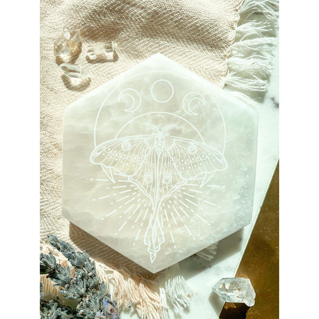 Plaque de chargement en cristal hexagonal de sélénite - &quot;Luna Moth&quot;
