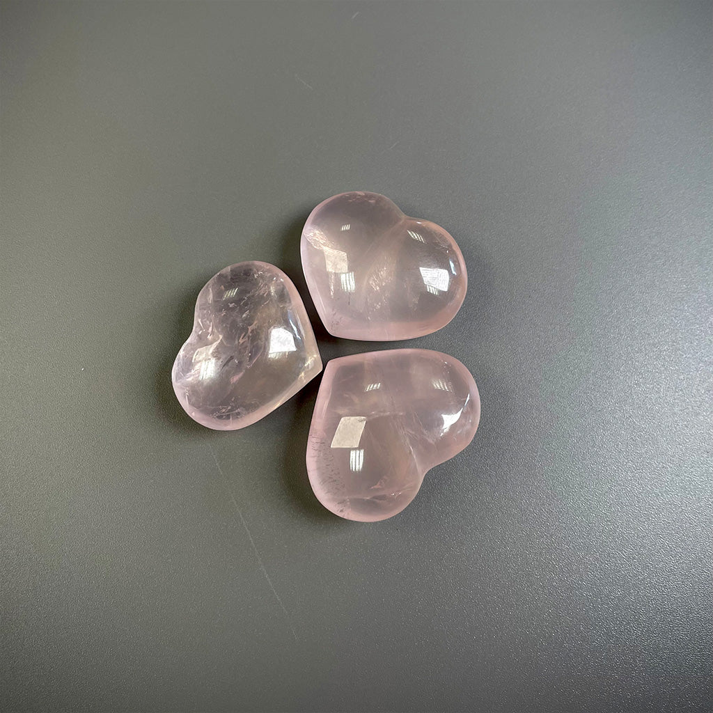 Kryształ w kształcie serca z różowego kwarcu